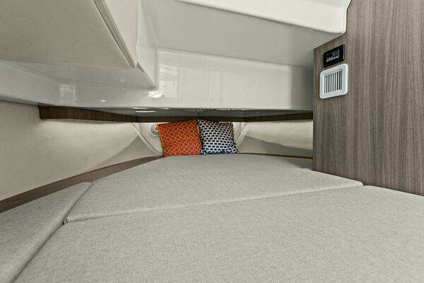 Regal 33 SAV Yacht For Sale