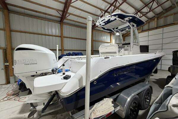 Photo of the 2016 Everglades 230 Center Console