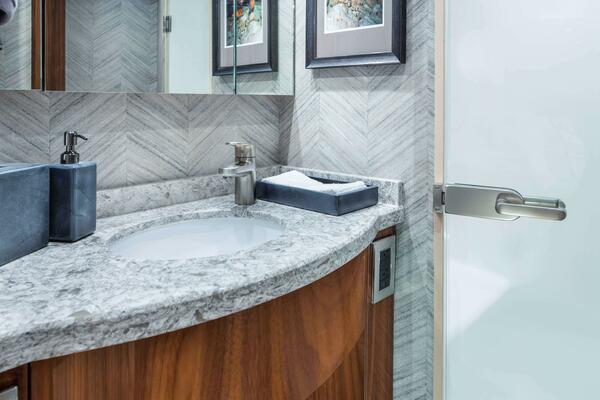 Viking 58 Convertbile ensuite head