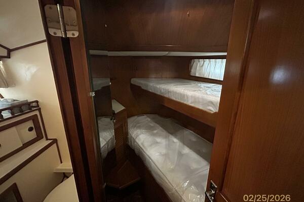 42' Jefferson guest stateroom