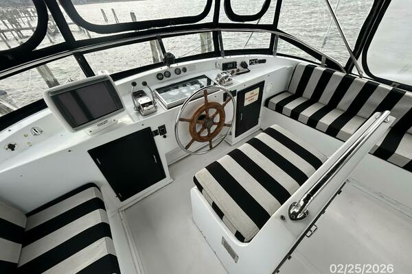 42' Jefferson flybridge helm1