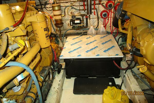 42' Jefferson engine room forward