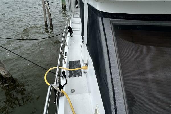 42' Jefferson starboard side deck1