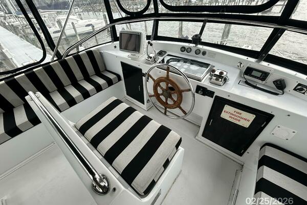 42' Jefferson flybridge helm2