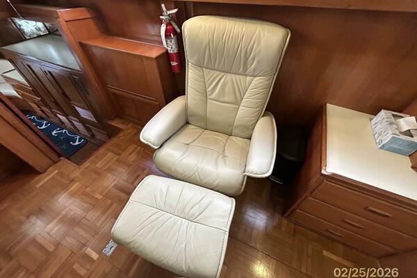 42' Jefferson salon port seating