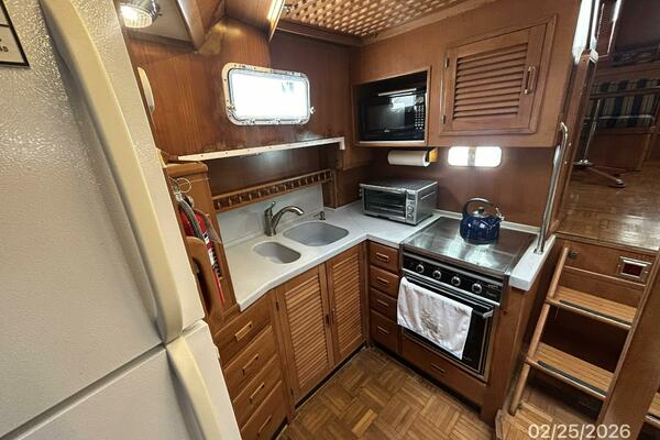 42' Jefferson galley2
