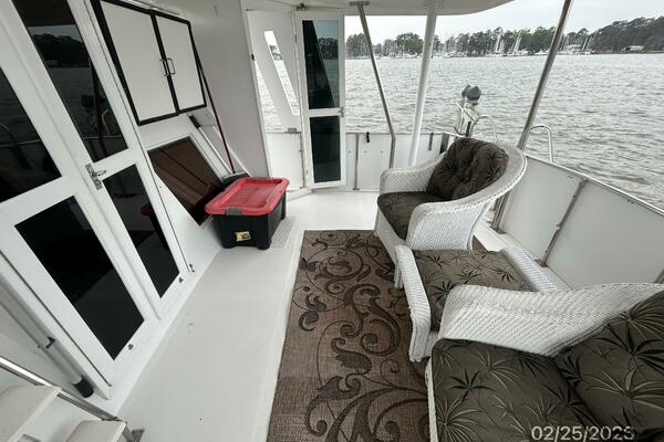 42' Jefferson sundeck starboard