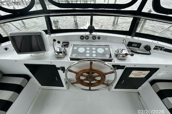 42' Jefferson flybridge helm3
