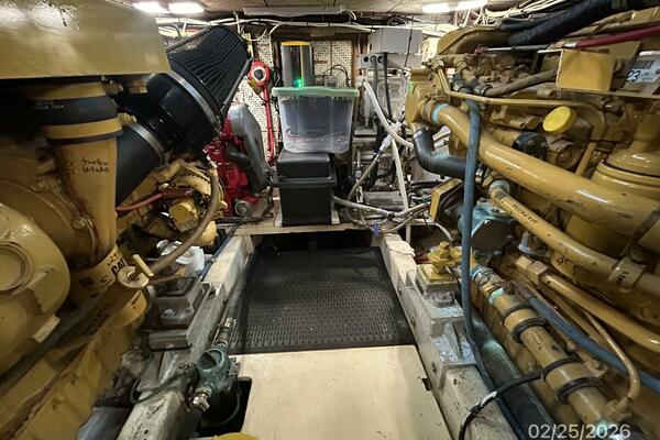42' Jefferson engine room aft