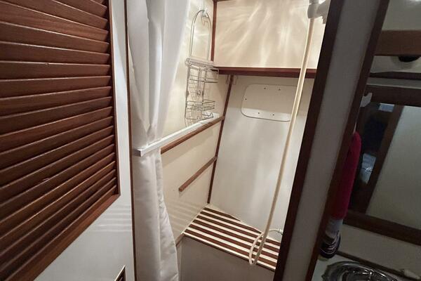 42' Jefferson guest stateorom shower