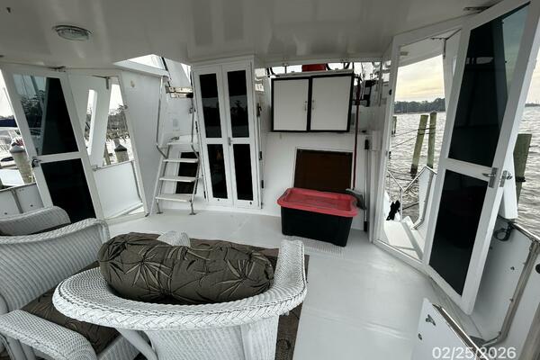 42' Jefferson sundeck forward