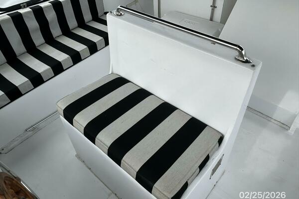 42' Jefferson flybridge helmseat