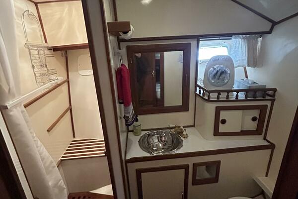 42' Jefferson guest stateroom head