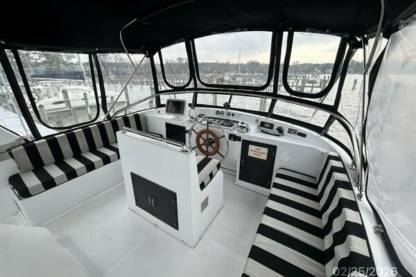 42' Jefferson flybridge forward2