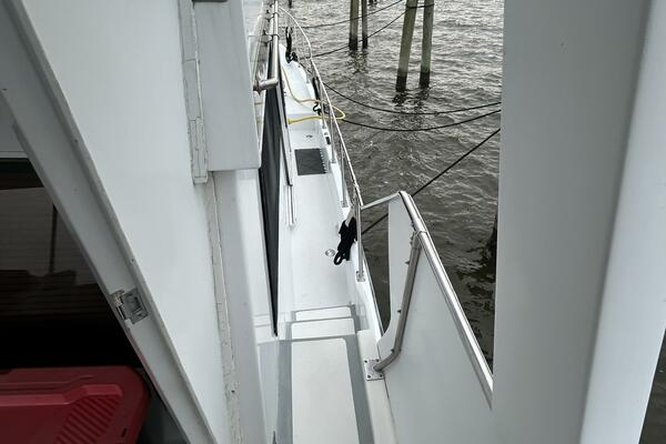 42' Jefferson starboard side deck2