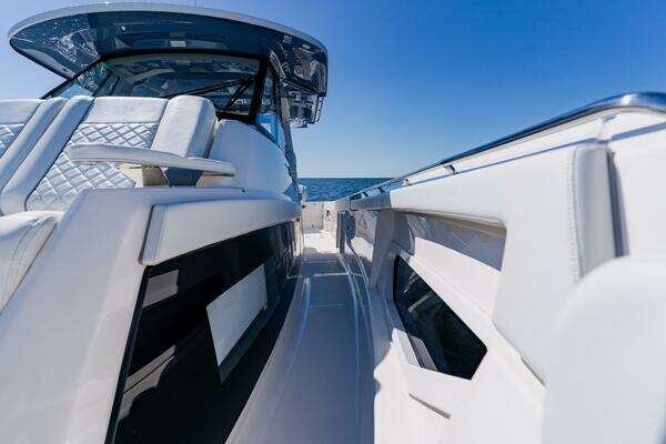 Pursuit S 378 Sport Yacht For Sale