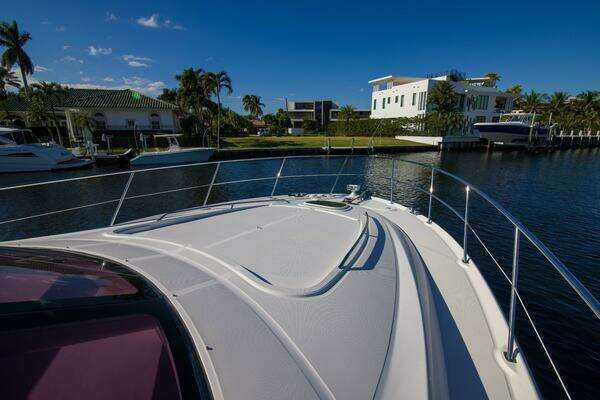 Sea Ray 520 Sedan Bridge Yacht For Sale