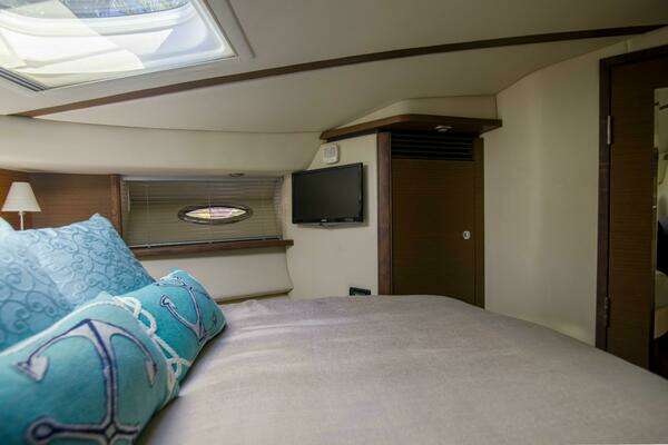 Sea Ray 520 Sedan Bridge Yacht For Sale