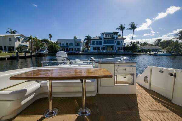 Sea Ray 520 Sedan Bridge Yacht For Sale