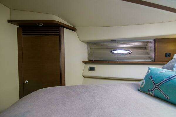 Sea Ray 520 Sedan Bridge Yacht For Sale