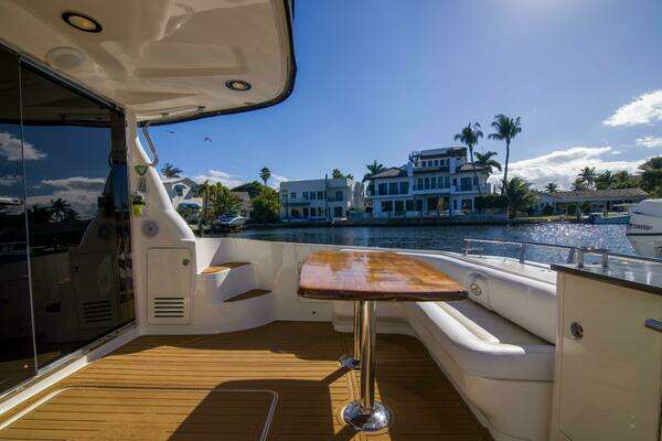 Sea Ray 520 Sedan Bridge Yacht For Sale