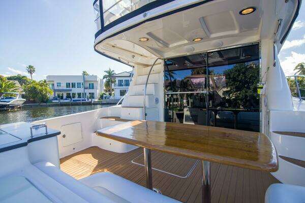 Sea Ray 520 Sedan Bridge Yacht For Sale