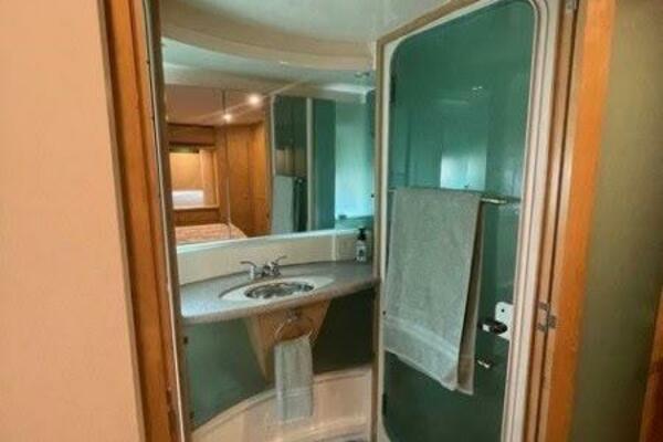 Carver 455 Aft Cabin - Master head