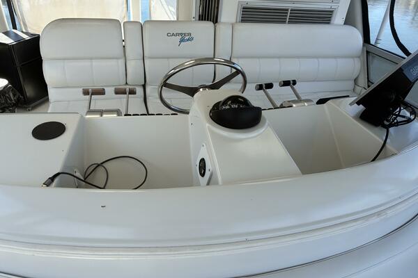 Carver 455 Aft Cabin - Flybridge helm seats
