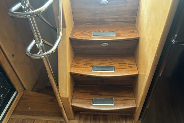 Carver 455 Aft Cabin - Companion way steps