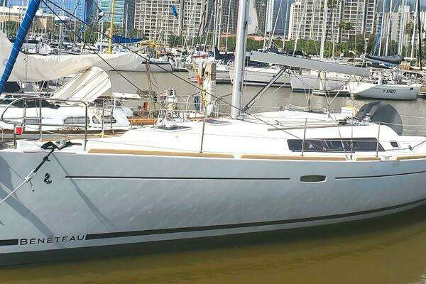 37-ft-Beneteau-2015-Oceanis-LOTUS-Honolulu Hawaii United States yacht for sale