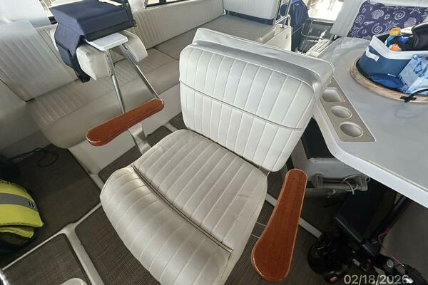 43' Mainship flybridge helmseat
