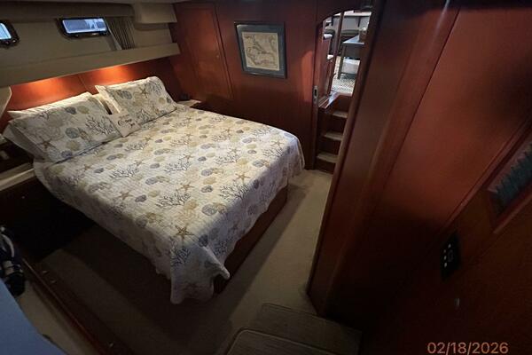 43' Mainship master stateroom2