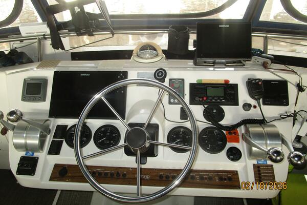 43' Mainship flybridge helm3