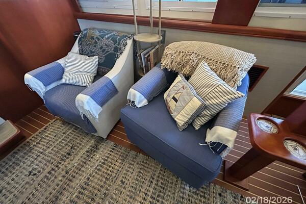 43' Mainship salon port seating