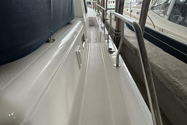 43' Mainship starboard side deck2