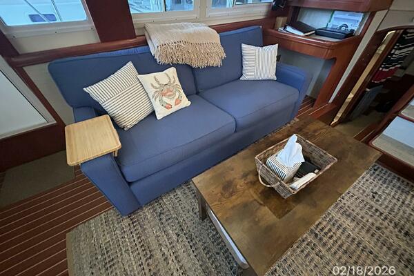 43' Mainship salon starboard seating