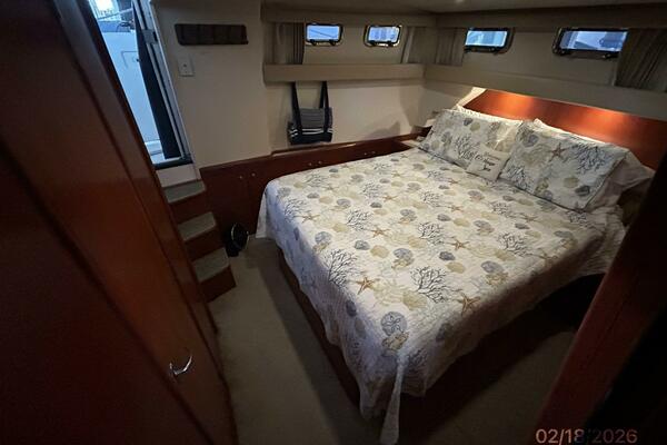43' Mainship master stateroom1