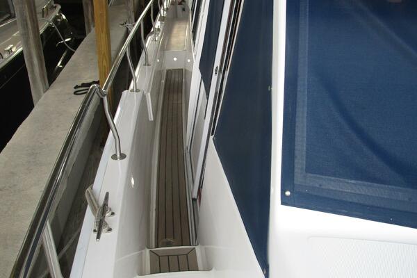 43' Mainship starboard side deck1