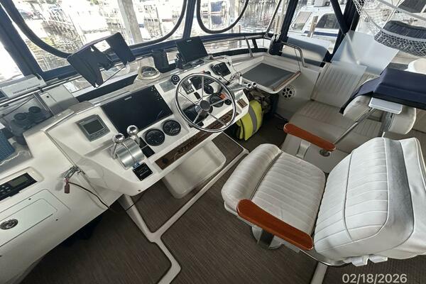 43' Mainship flybridge helm1