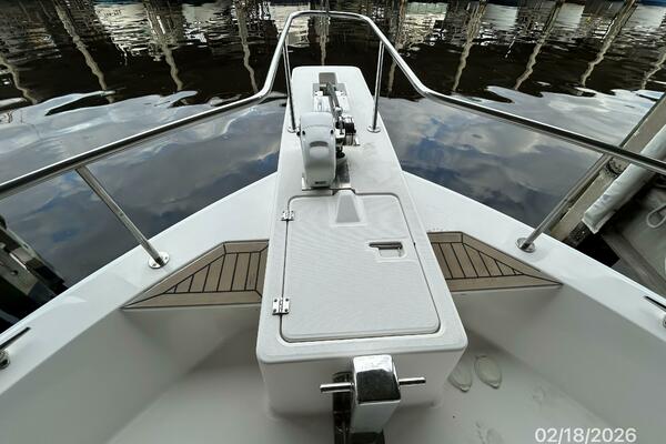 43' Mainship anchor windlass1