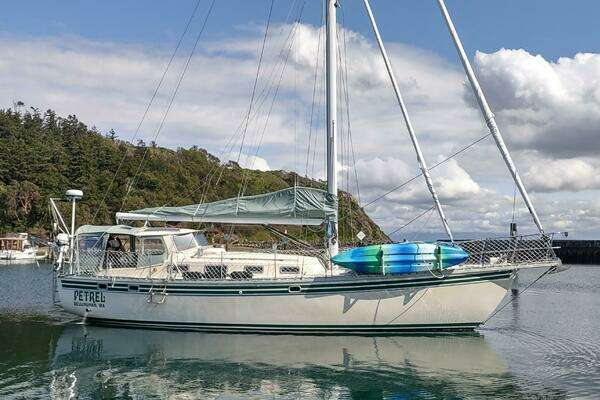 Photo of the 1988 Cascade 42 "PETREL"