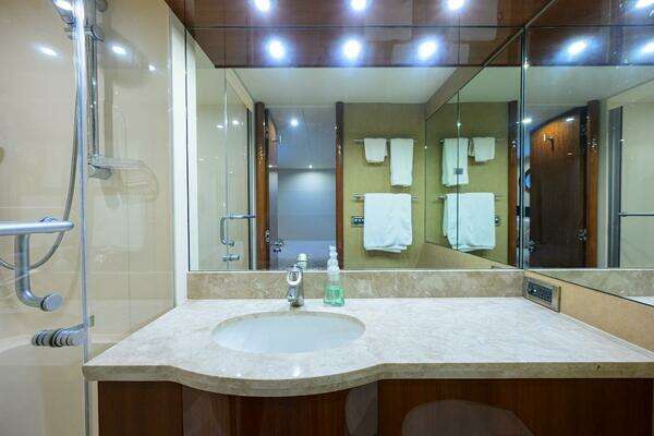 2007 Lazzara Yachts 80