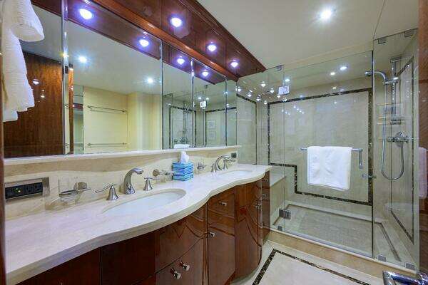 2007 Lazzara Yachts 80