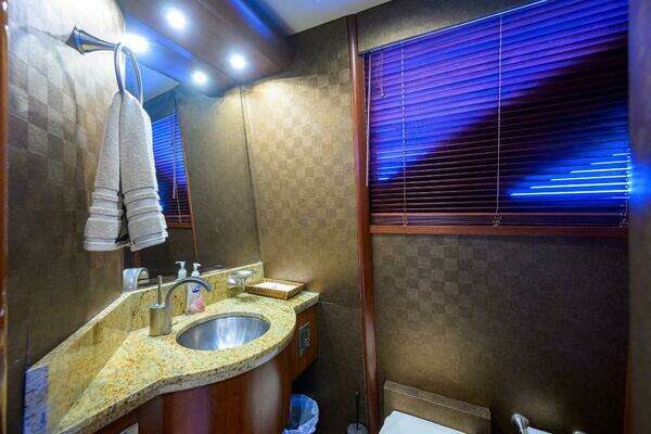 2007 Lazzara Yachts 80