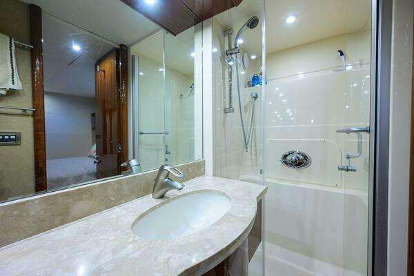 2007 Lazzara Yachts 80