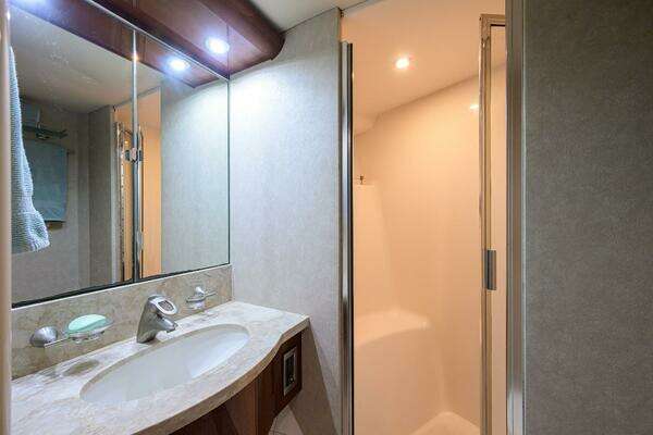 2007 Lazzara Yachts 80