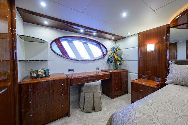 2007 Lazzara Yachts 80