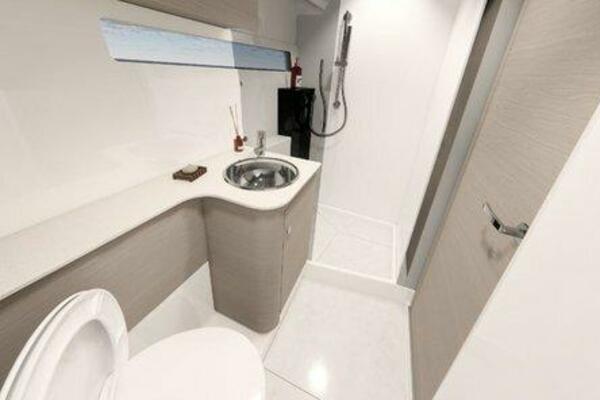 Nimbus 495 Flybridge Head