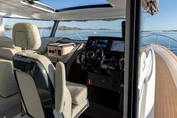 Nimbus 495 Flybridge Helm