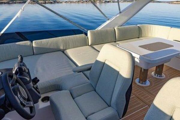 Nimbus 495 Flybridge Command Deck